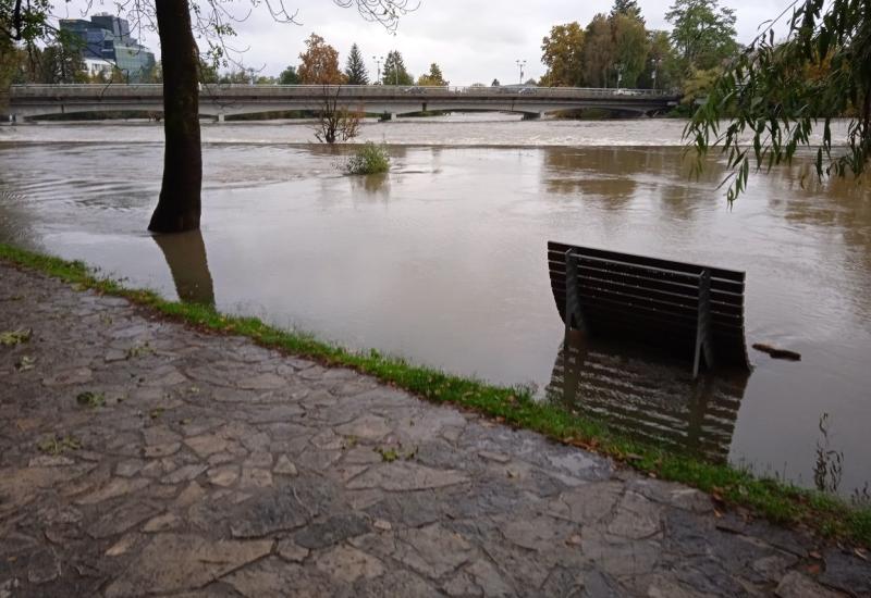 Rijeka Una premašila kritičnu točku: Bihać pod vodom